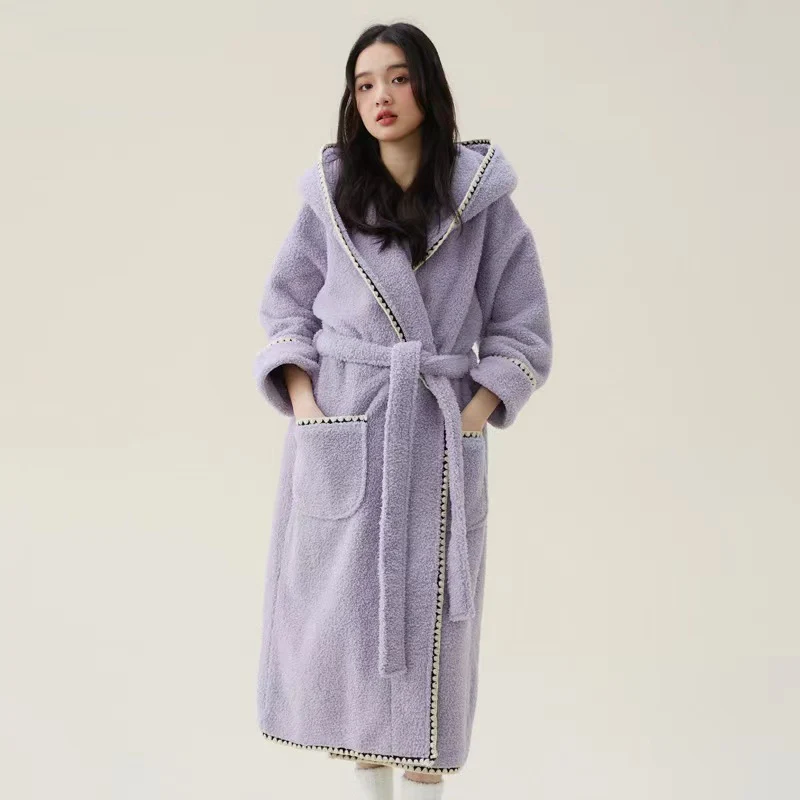 Warmer, langer Bademantel aus Fleece mit Kapuze