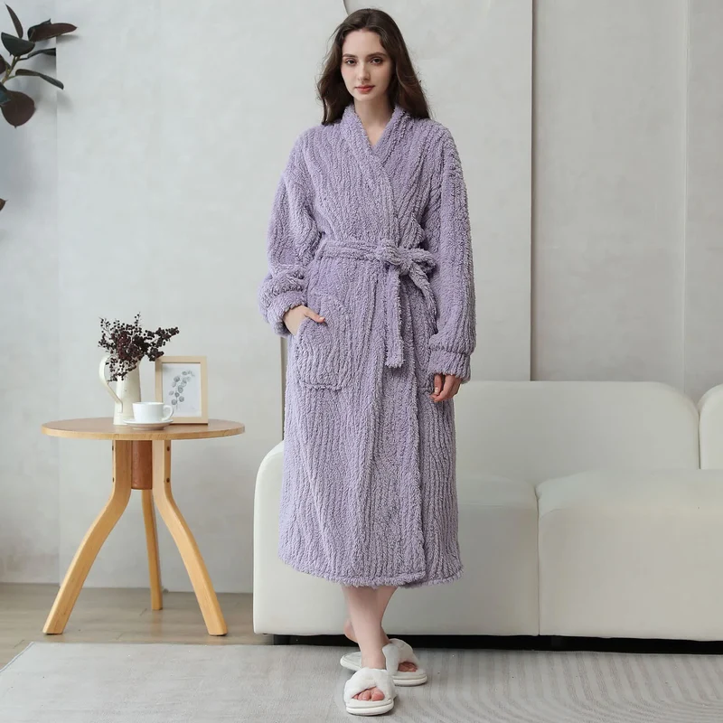 Schlichter, einfarbiger Bademantel aus weichem Fleece