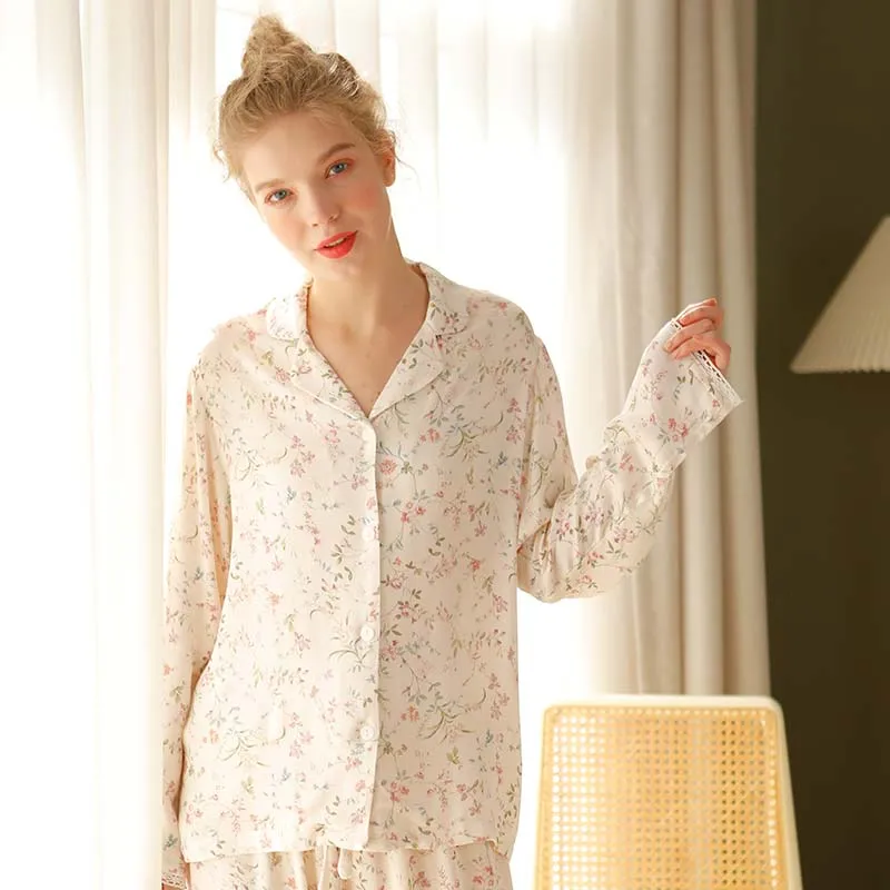 Ownkoti – Loungewear aus Satin mit Blumenmuster und V-Ausschnitt und langen Ärmeln