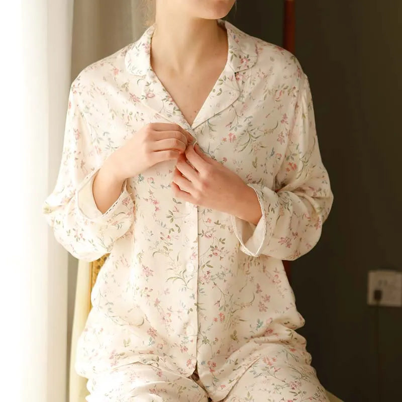 Ownkoti – Loungewear aus Satin mit Blumenmuster und V-Ausschnitt und langen Ärmeln