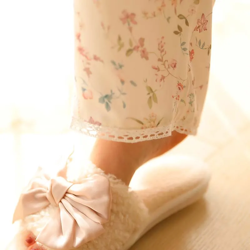 Ownkoti – Loungewear aus Satin mit Blumenmuster und V-Ausschnitt und langen Ärmeln