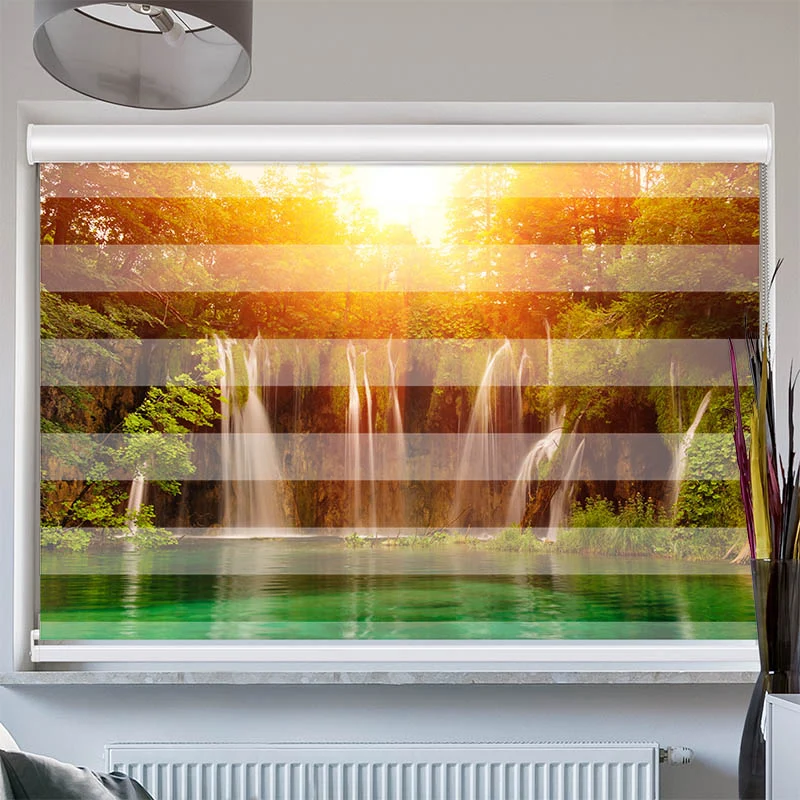Doppelrollo mit Kassette "Waldsee Wasserfall Sonnenlicht"