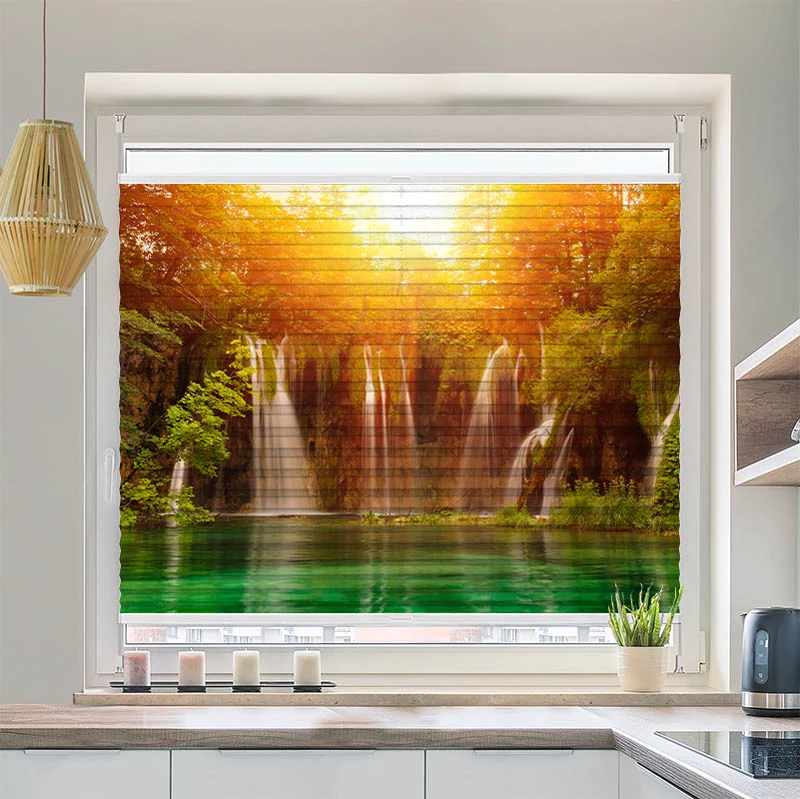 Plissee Motiv "Waldsee Wasserfall Sonnenlicht"