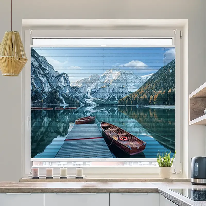 Plissee Motiv "Steg mit Booten im Gebirgssee"