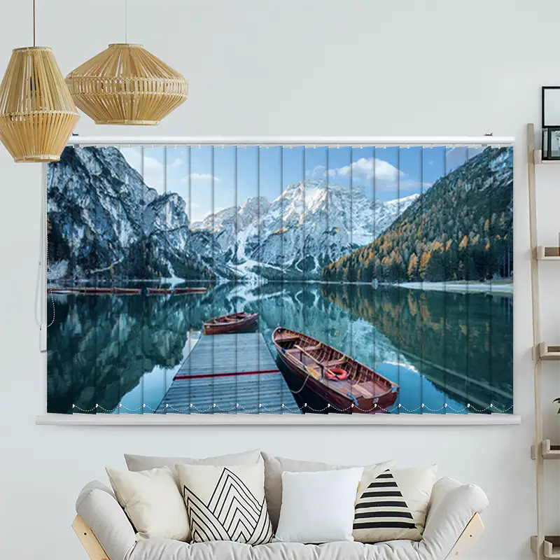 Lamellenvorhang Motiv "Steg mit Booten im Gebirgssee"