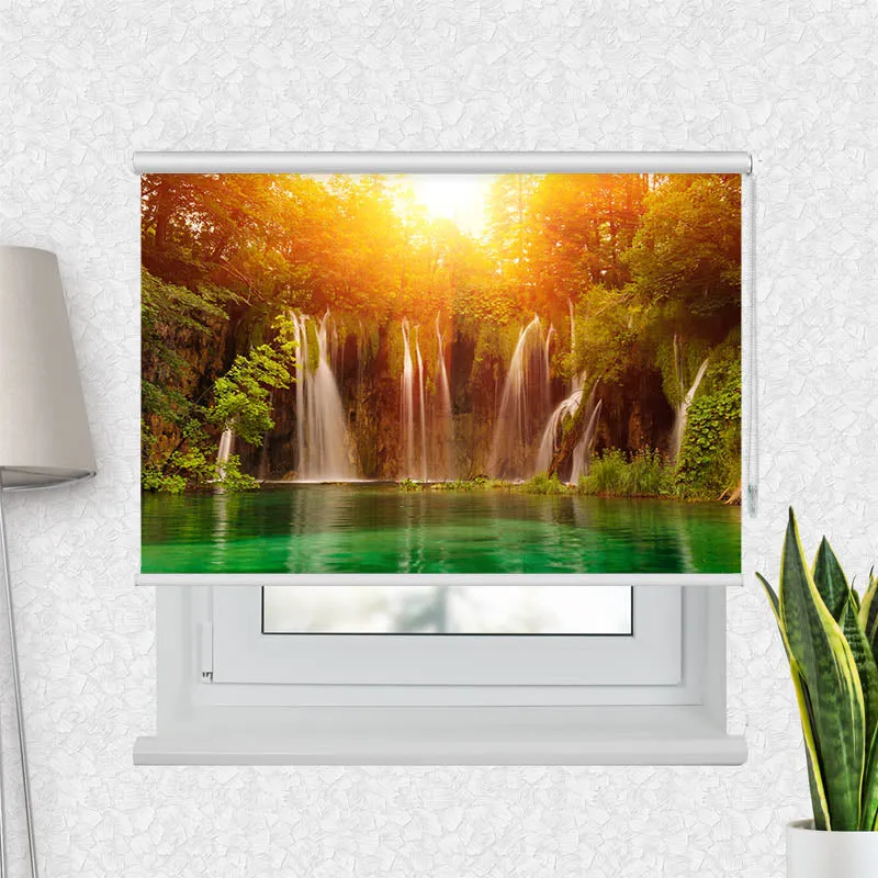 Motivrollo 'Waldsee Wasserfall Sonnenlicht' | Bis B 430 x H 440 cm
