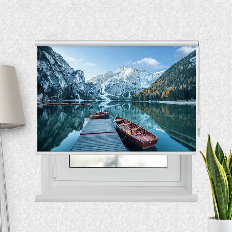 Motivrollo 'Steg mit Booten im Gebirgssee' | Bis B 430 x H 440 cm