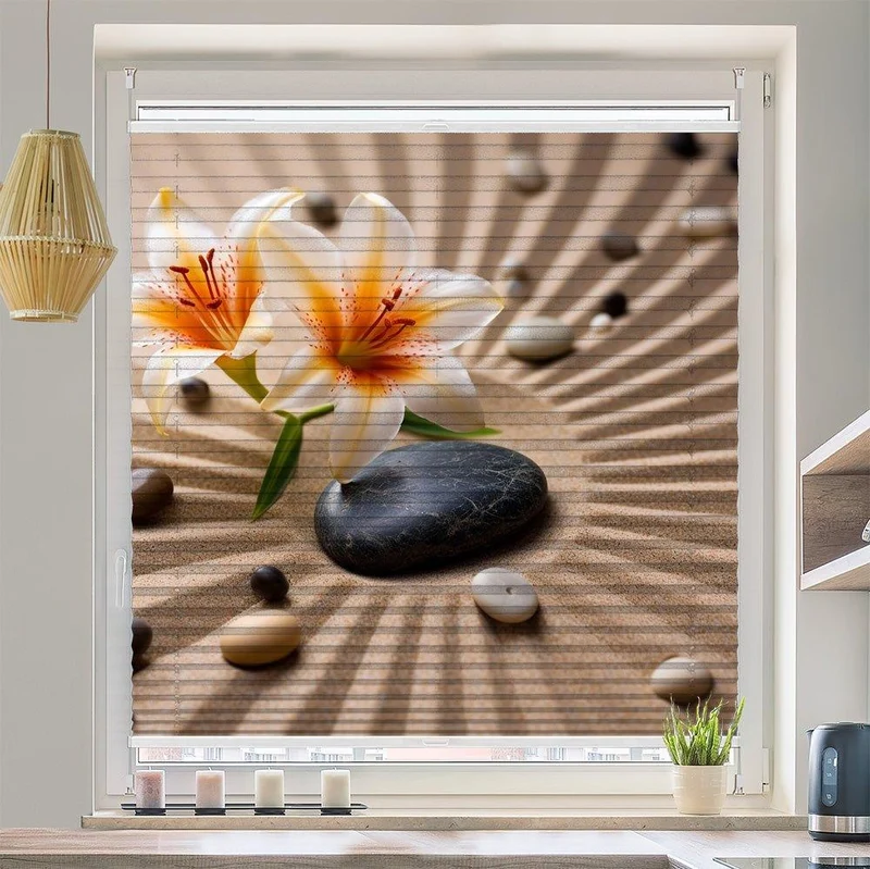 Plissee Motiv "Lilien Steine Sand"