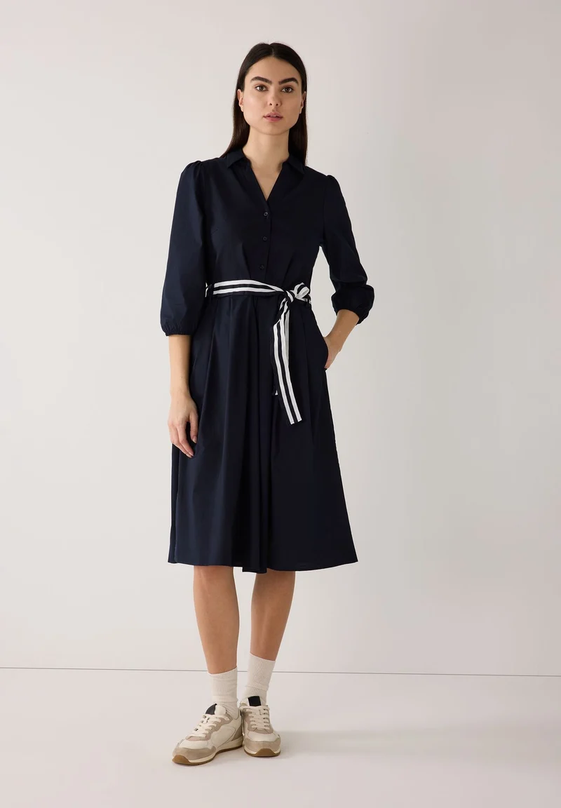 Hemdblusenkleid mit Streifengürtel
