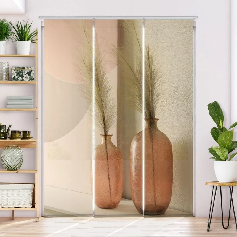Schiebegardine Motiv 'Blumendekor Vor Weisser Wand'