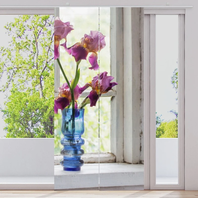 Schiebegardine Motiv "Iris Vase am Fenster"
