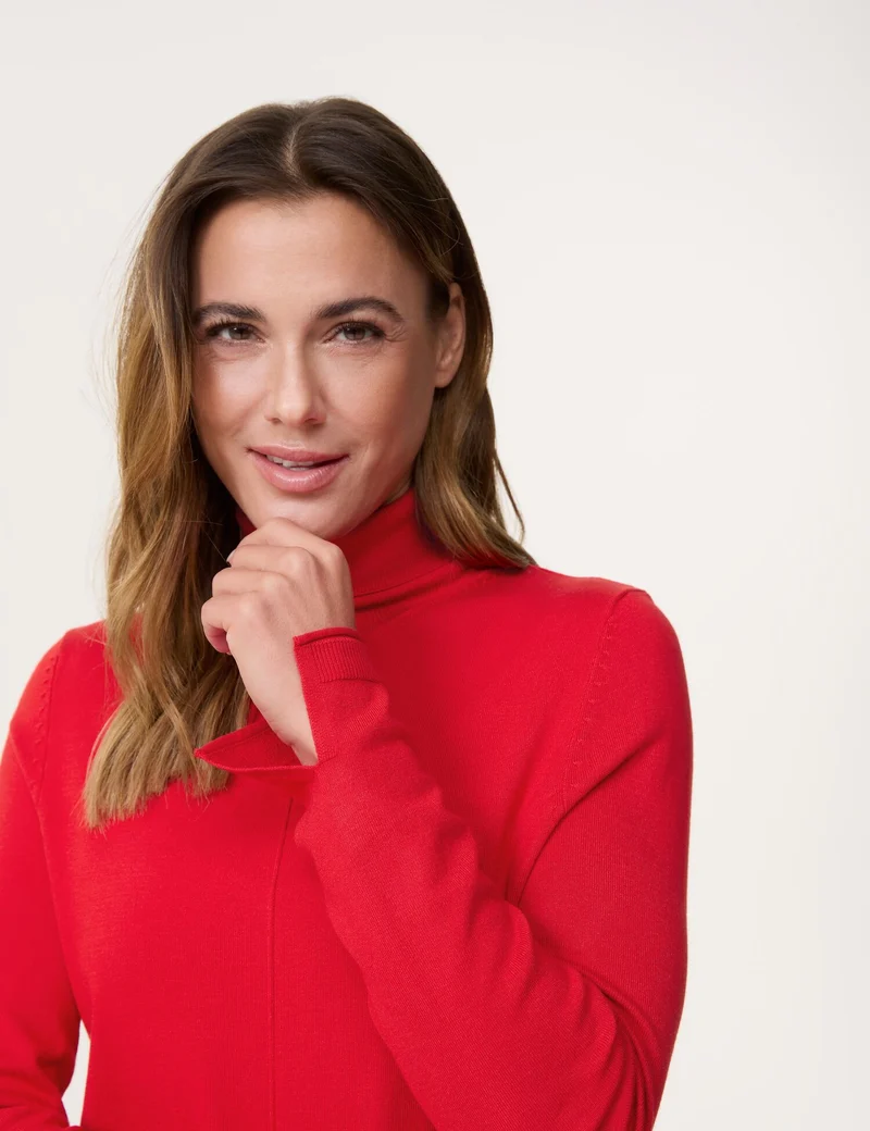 Softer Rollkragenpullover mit Armschlitzen